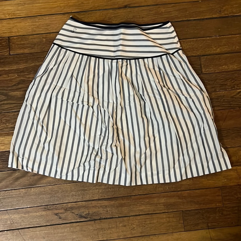 Thin cotton skirt. Zipper on left side. Macy and ivory stripped